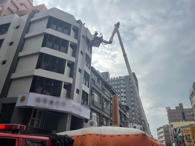 消防隊出動雲梯車將郭男救下。翻攝畫面