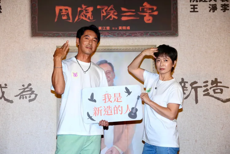 謝瓊煖為戲剃頭。彭欣偉攝