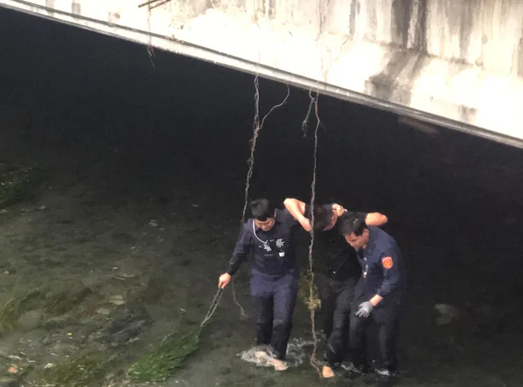 警消在大排水溝橋下找到紀男，先將他送醫治療。民眾提供