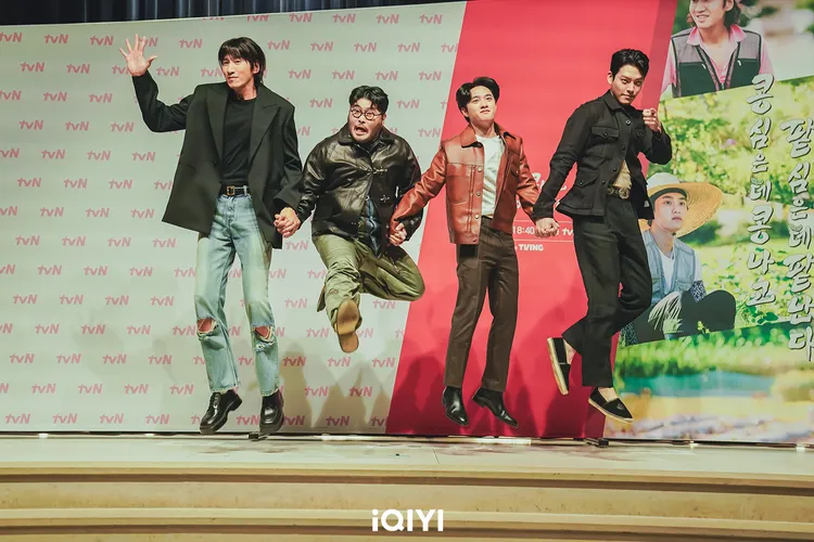 李光洙（左起）、金基邦、D.O.、金宇彬在記者會上互虧。愛奇藝國際站提供