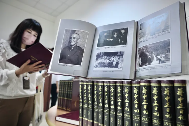 國史館今天舉行《蔣中正日記（1948-1954）》新書發表暨座談會。林林攝
