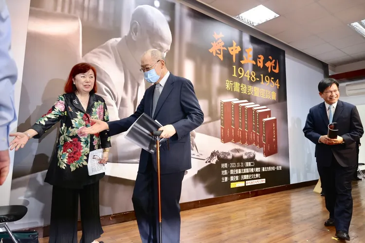 蔣家後代家屬蔣方智怡（左）與錢復（中）今天出席《蔣中正日記（1948-1954）》新書發表暨座談會。林林攝