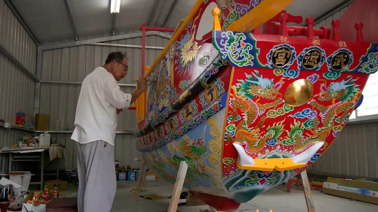 蘇榮仁藝師繪製王船。高史博提供