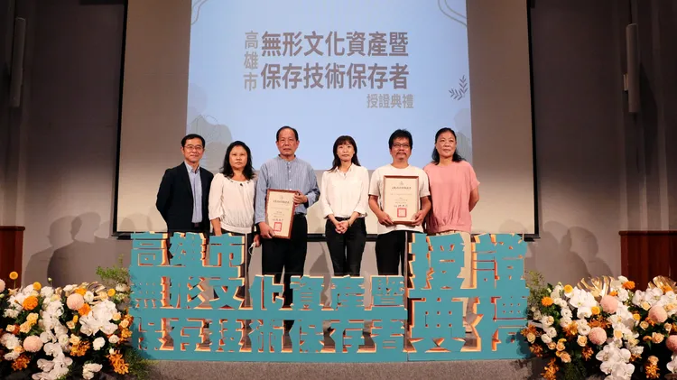 保存者蘇榮仁藝師(左3)、陳志良藝師(右2)、高市府文化局林尚瑛、高史博館長李旭騏合影。高史博提供