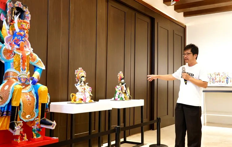 糊紙保存者陳志良藝師說明糊紙技法。高史博提供