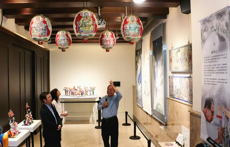 傳統彩繪保存者蘇榮仁藝師解說彩繪的應用。高史博提供