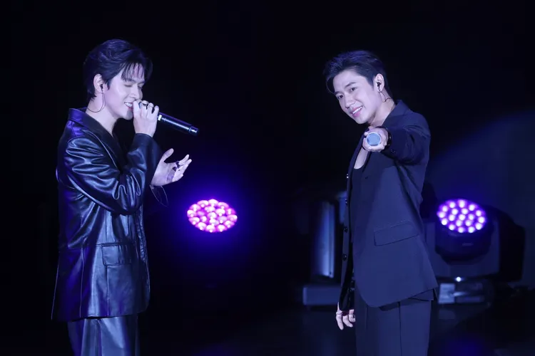 Film（左）、Jam見面會開場時深情對唱。林林攝
