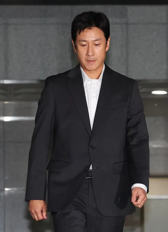 李善均今到警局接受簡易試劑測試為陰性。韓聯社