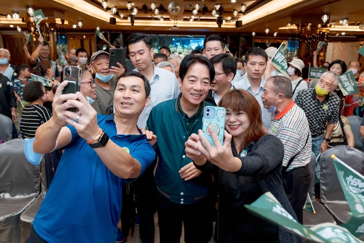 賴清德與熱情支持者合影。民進黨提供