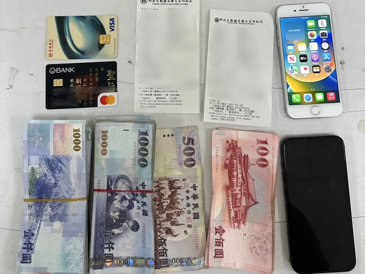 警方起出贓款和手機。中壢警分局提供