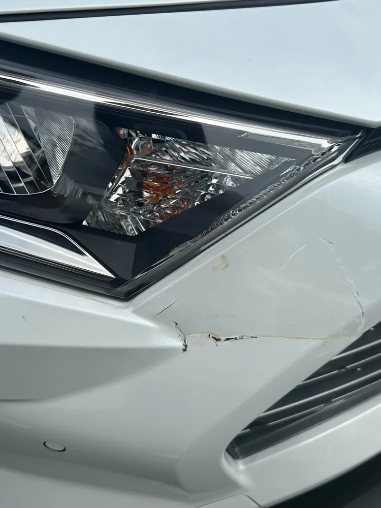 轎車車頭側邊有明顯砍痕。取自「爆料公社」