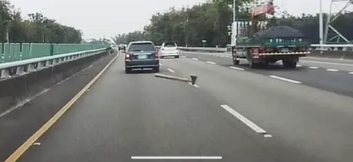 天外飛來斧頭突襲！轎車遭砍破相　車主網求「跟誰追究？」警方查事主