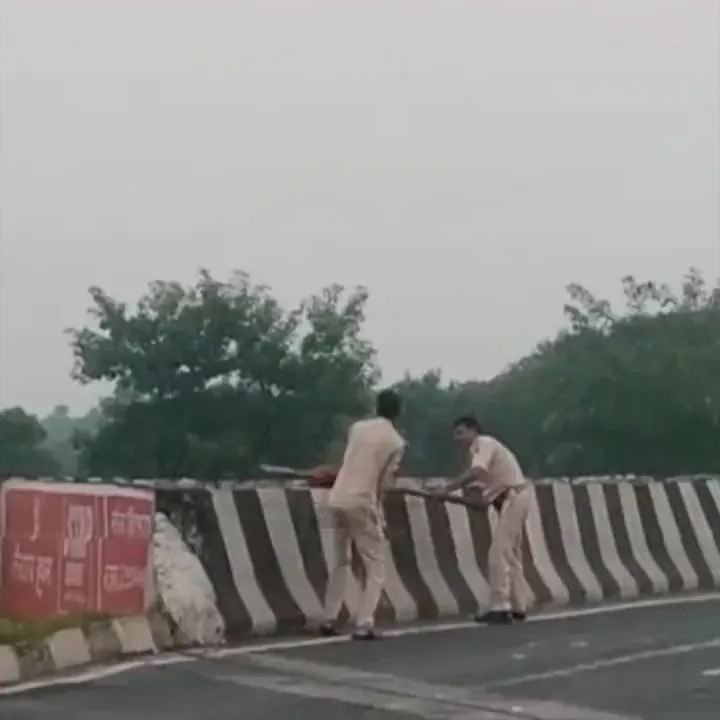 2警以木棒架起車禍死者半截遺體拋屍河中。翻攝自推特（Ｘ）「Utkarsh Singh」