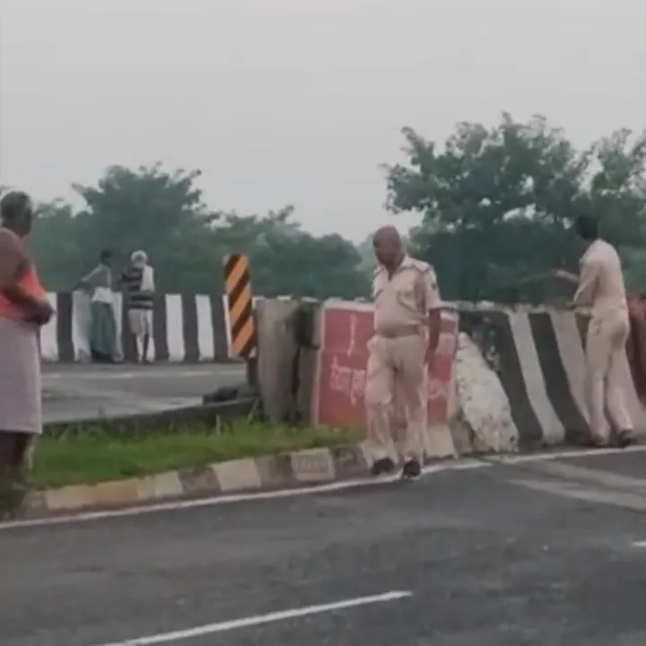 看似較年長的印警走向圍觀者。翻攝自推特（Ｘ）「Utkarsh Singh」