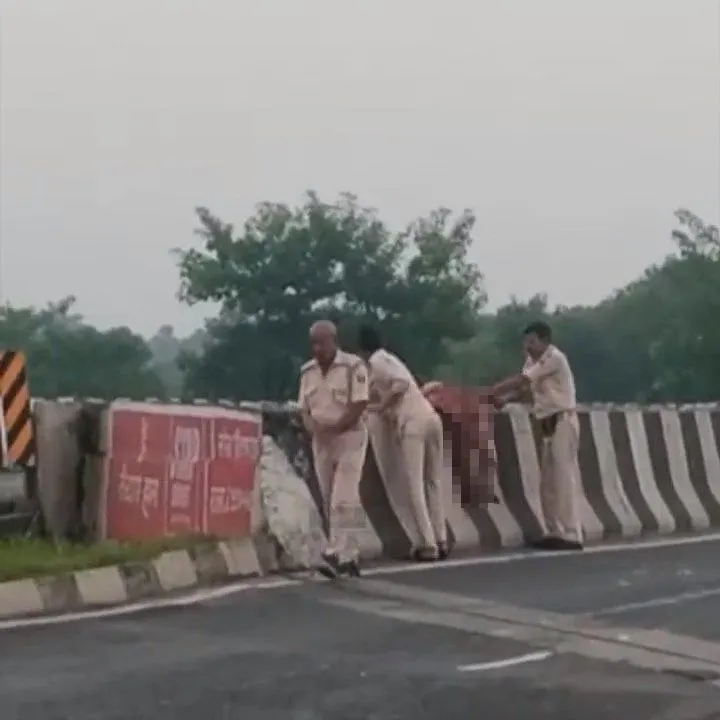 3警合力把半截屍體架到大橋護欄上後，1警拍拍手走到旁邊試圖驅離圍觀者，2警以木棒架住遺體拋入河中。翻攝自推特（Ｘ）「Utkarsh Singh」