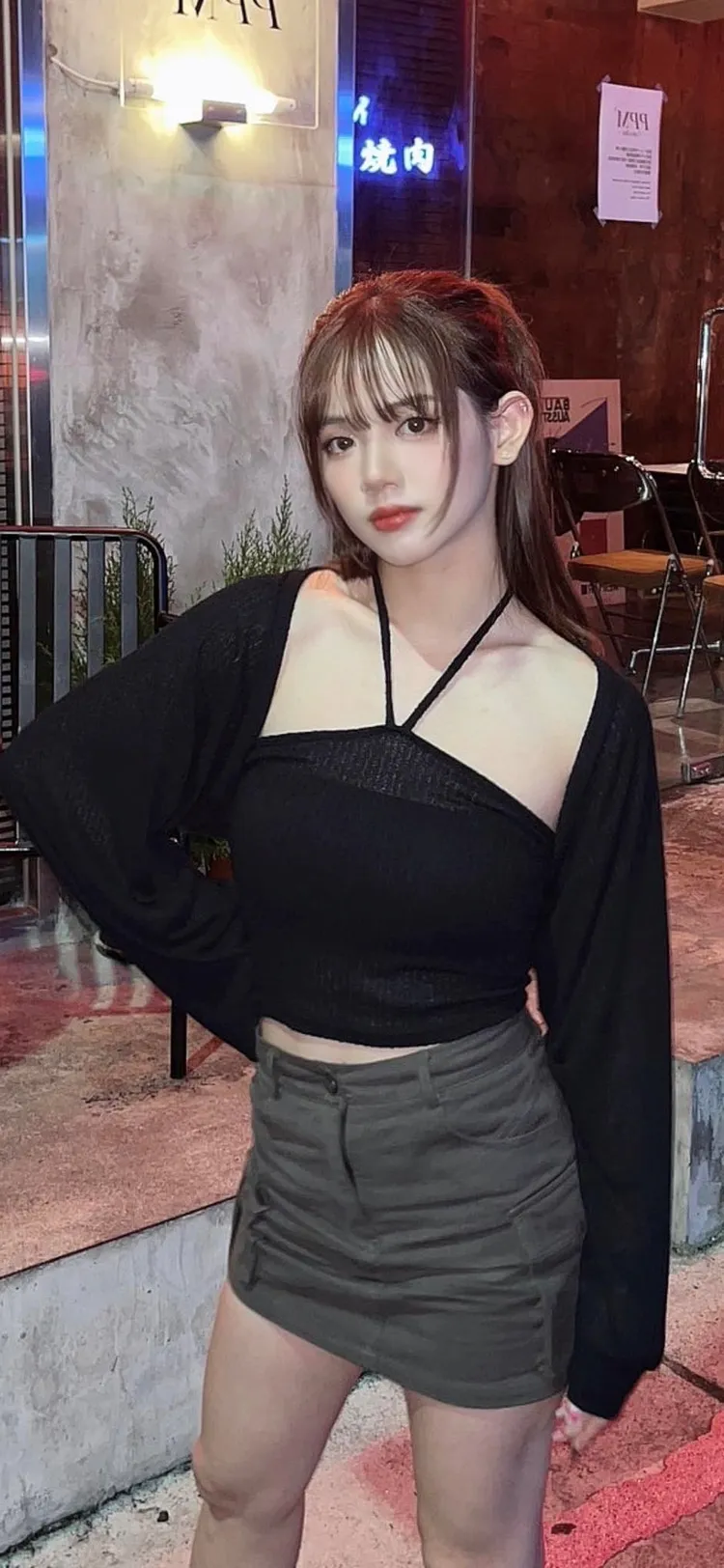 庭庭幫同學慶生開心擺拍。翻攝自王彩樺IG