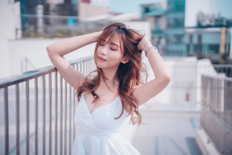 珮珮是個熱愛工作、個性浪漫，還會做甜點的女孩。