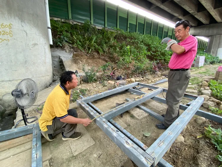 五股區興珍里百工達人林培鈞先生(左)於高速公路橋下廊道打造綠廊。環保局提供