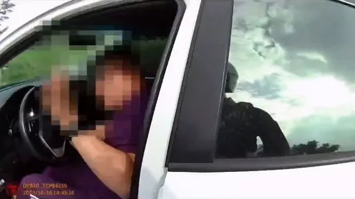 毒蟲拒盤查衝撞警車逃逸 遭圍捕舉雙手投降大喊「對不起」