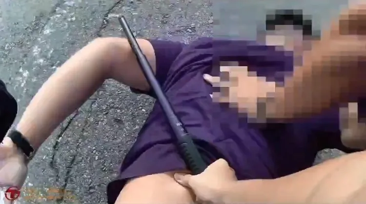 游嫌被警方合力壓制逮捕。民眾提供