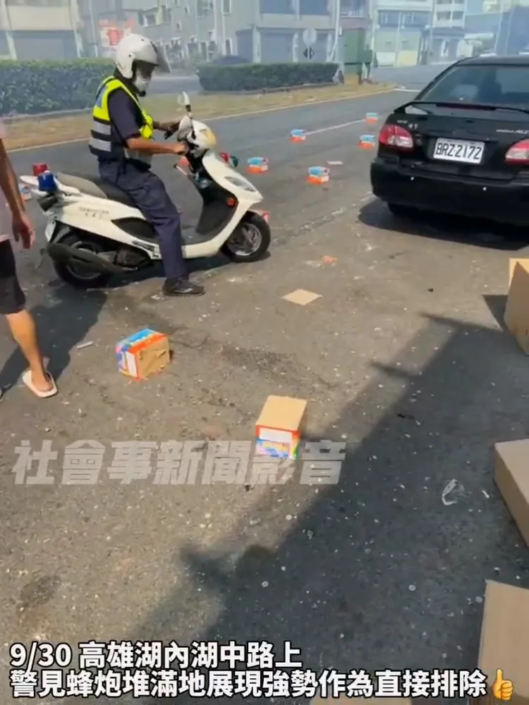 警員見沿路蜂炮堆滿地，直接排除，以防鞭炮亂竄導致公共安全問題。翻攝社會事影音