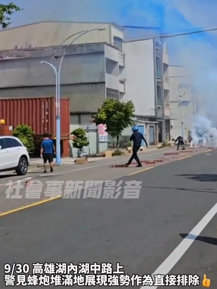 警員見沿路蜂炮堆滿地，直接排除，以防鞭炮亂竄導致公共安全問題。翻攝社會事影音