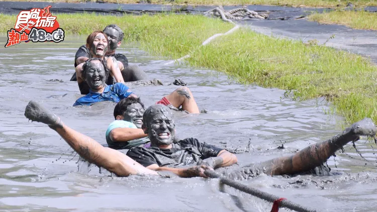 風田（由下往上）、威廉、威廉媽、朵拉等在黑泥田拔河。TVBS提供