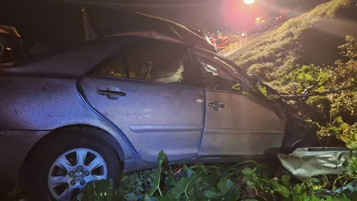 魂斷忘幽谷!轎車從101高地「衝破護欄墜崖」 駕駛拋車外慘死