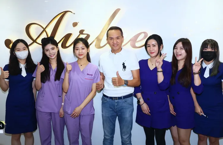 常董與台北站前店同仁合照。彭欣偉攝