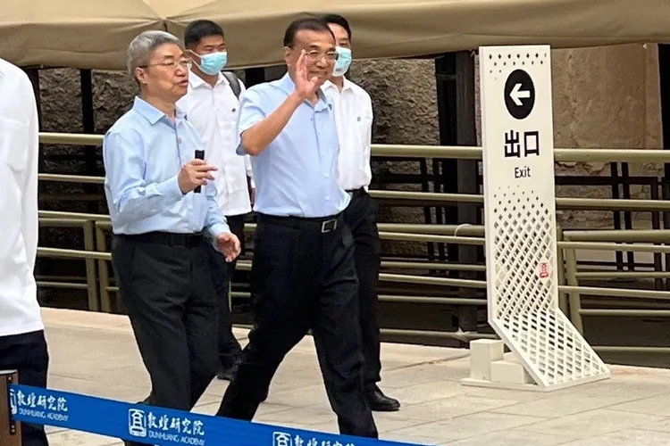 中國前總理李克強（揮手者）卸任後深居簡出，8月底被拍到參訪敦煌莫高窟。翻攝微博