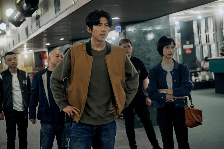 傅孟柏（中）在新戲和簡嫚書（右）一起追查真相。發起日影視提供