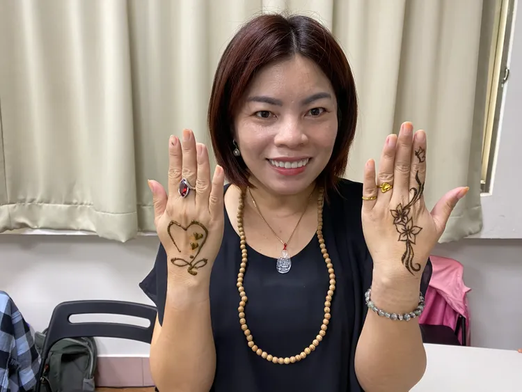 越南新住民郁芸開心地展示手上的圖紋。翻攝畫面