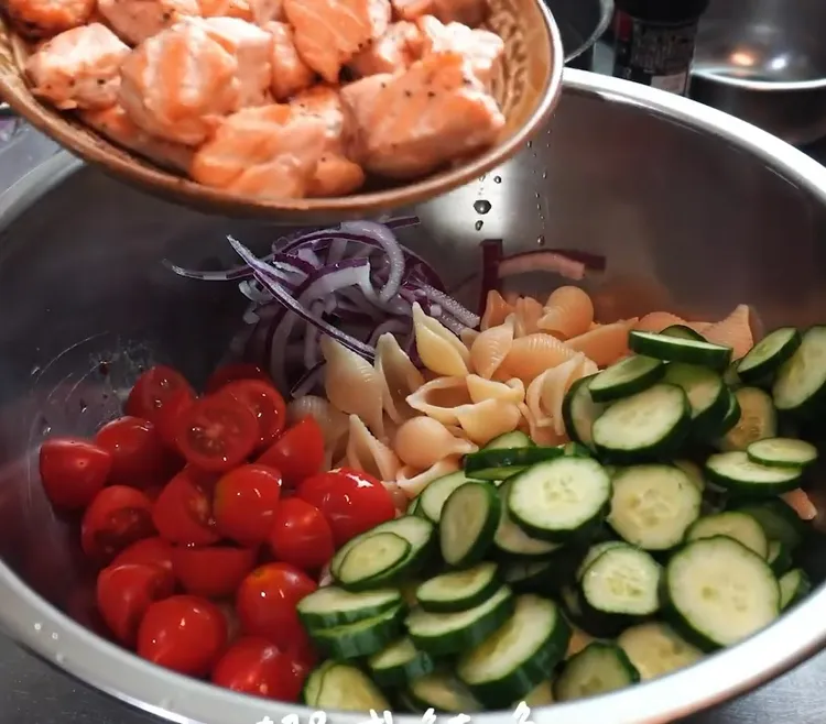 鮭魚義麵沙拉食材準備(4人份):紫洋蔥半顆、小番茄150克、小黃瓜2根、生菜60克、挪威鮭魚480克、貝殼義大利麵150克、芥末籽10克、沙拉醬1大匙、巴薩米克醋3大匙、橄欖油1大匙。IG @woodywoody315 提供