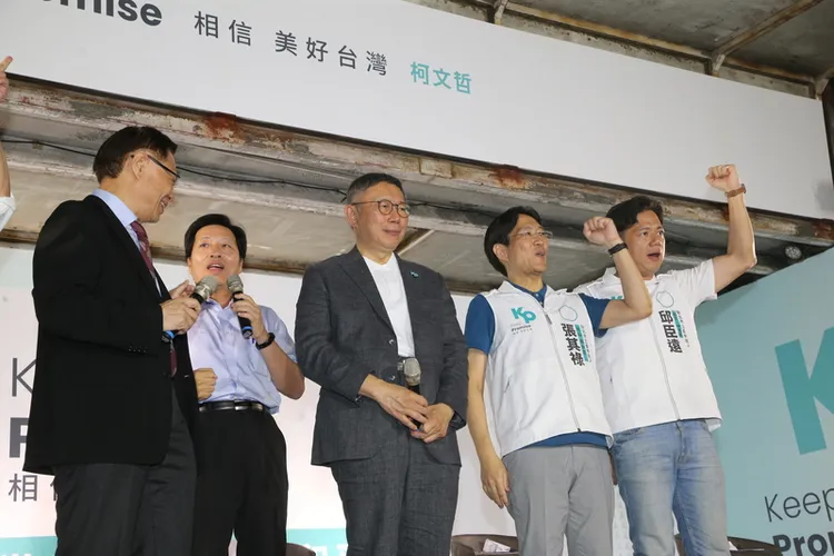 台灣民眾黨主席柯文哲（中）15日晚間在台北市木柵忠順廟舉行廟口開講台北場，同黨立委邱臣（右）、張其祿（右2）出席，一同振臂呼口號。中央社