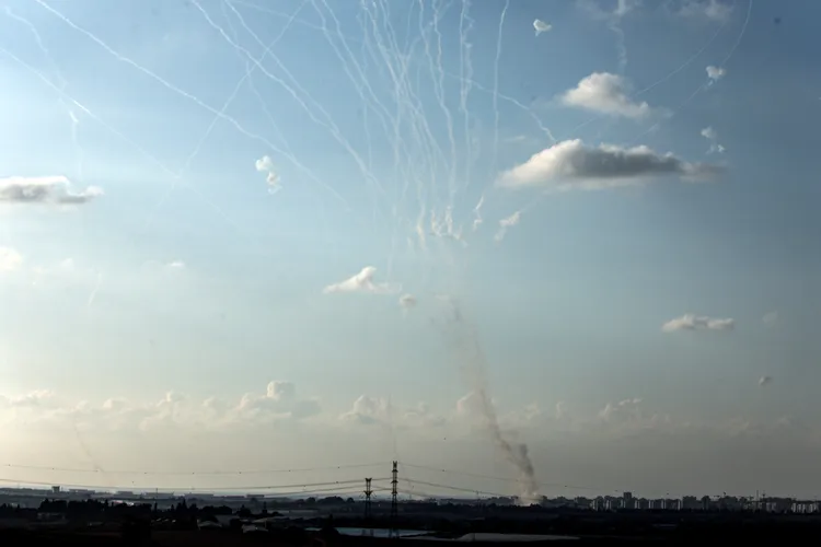 以色列的鐵穹（Iron Dome）在阿什克隆上空攔截哈瑪斯火箭。路透社