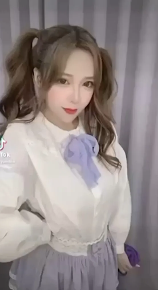扮成高校生，俏麗女孩。TikTok :yumilnai 提供