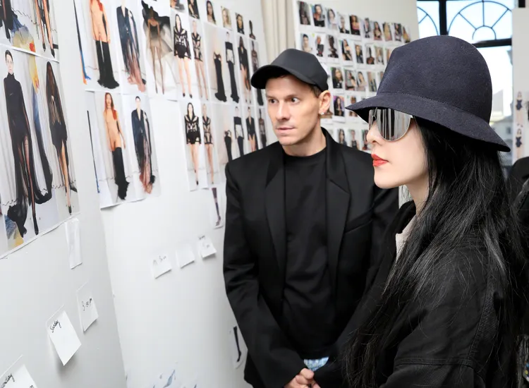 范冰冰（右）接受Mugler創意總監Casey Cadwallader邀請走秀。翻攝范冰冰IG