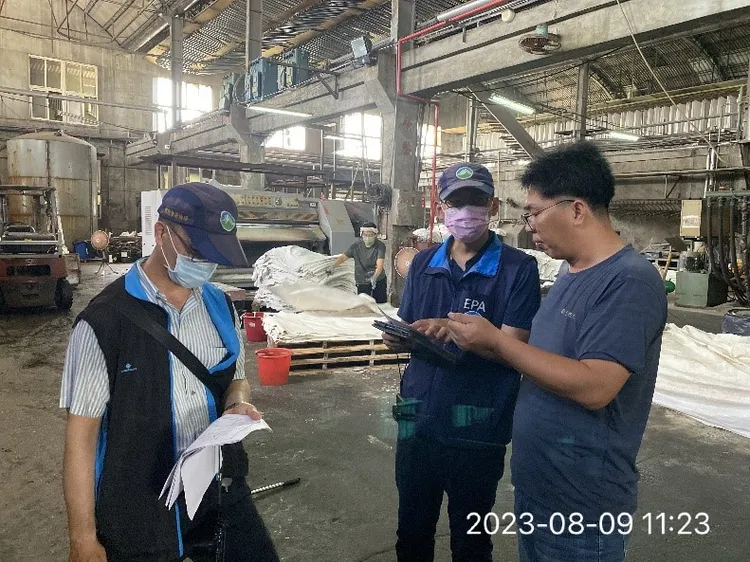 稽查人員與業者現場確認廢水處理流程。環境部提供