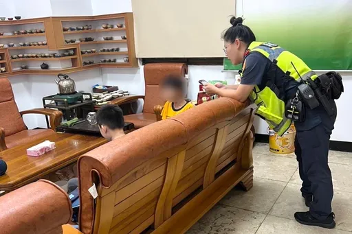 扯！夫妻吵架竟把4子女「晾」幼稚園　暖警變身保母化解孩子焦急