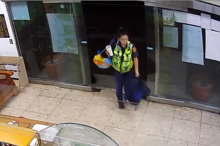 梁孟菁揹著四咖書包返回派出所。警方提供