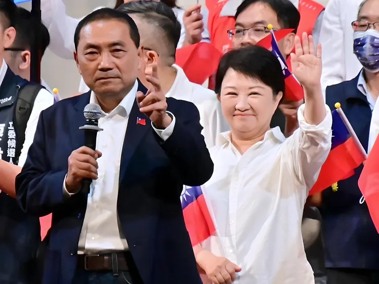 侯友宜出席中部醫事團體後援會成立，盧秀燕到場力挺。民眾提供