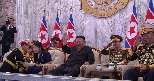 北韓黨軍部長公開向她下跪 北韓第一千金接班金正恩穩了?