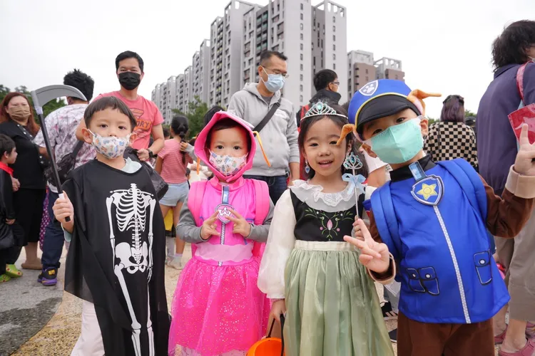 小朋友們扮演成公主與英雄角色，讓林口街頭相當熱鬧。服務處提供