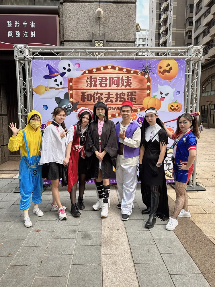 蔡淑君議員扮成人氣動漫角色彌豆子，與前來參與的大小朋友們合照。服務處提供