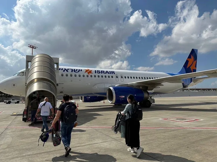 搭乘撤僑專機國人登機。外交部提供