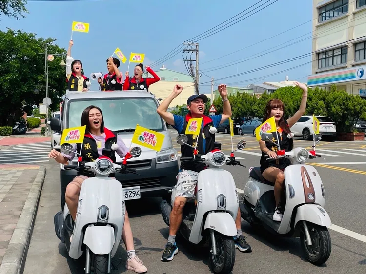 車上左起籃籃、 阿翔 、楊繡惠，
前牌左起張文綺、洪都拉斯、牛奶。民視提供