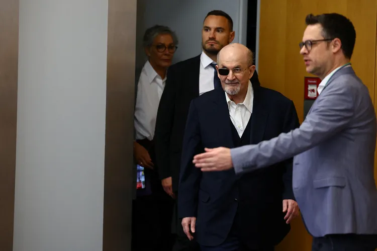 魯西迪遇刺後鮮少公開露面。路透社