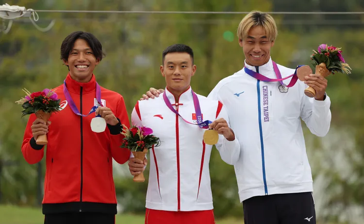 金牌中國選手全鑫（中）、銀牌日本田中雄己（左），吳少璿拿下銅牌。新華社