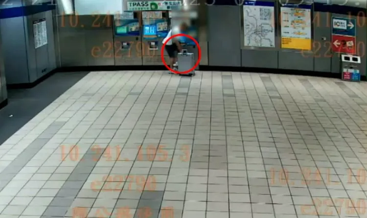 男子趁無人就撿起洋酒。翻攝畫面