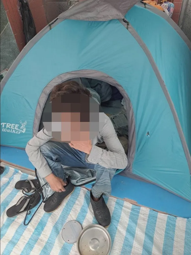 陳嫌還在帆布下方搭帳蓬，做為睡覺之處。民眾提供